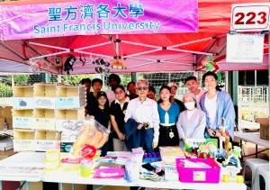 23 student volunteers from SFU participated in the Caritas Charity Bazaar held in the Fa Hui Park on 9 November, taking part in hosting charity sale and booth game. Prof Stephen Y.L. CHEUNG, President of SFU, and Prof LO Tit Wing, Vice-President (Research